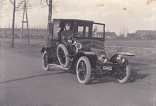 222469 Afbeelding van een auto met chauffeur met kenteken L-2422. Afgegeven d.d. 18-7-1918 aan de ...